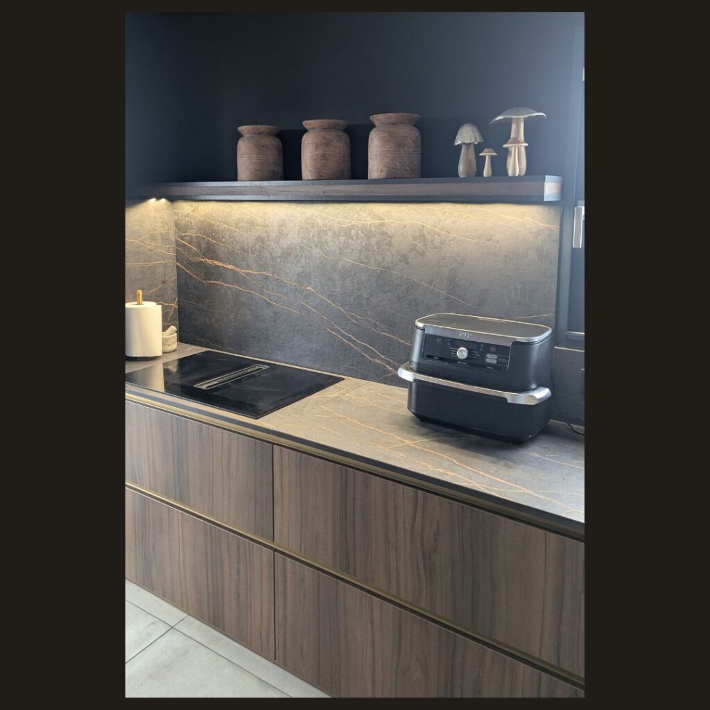 etagere flottante cuisine LED menuiserie vienne