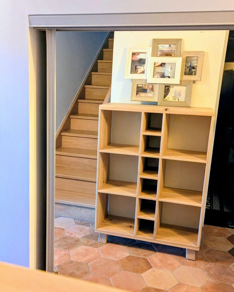 Meuble de rangement à cases en chêne massif fabriqué sur mesure pour une entrée à Condrieu