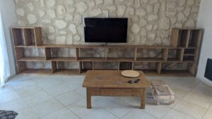 Bibliothèque sur mesure de 5 mètres en bois de bouleau pour collection de plus de 1 000 bandes dessinées et figurines.