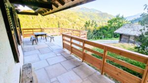 Rambarde en Douglas avec mains courantes poncées et finition appliquée sur une terrasse à Thônes, en Haute-Savoie.