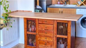 Ancien meuble transformé en îlot de cuisine sur mesure avec plan de travail en hêtre vitrifié à Lyon.